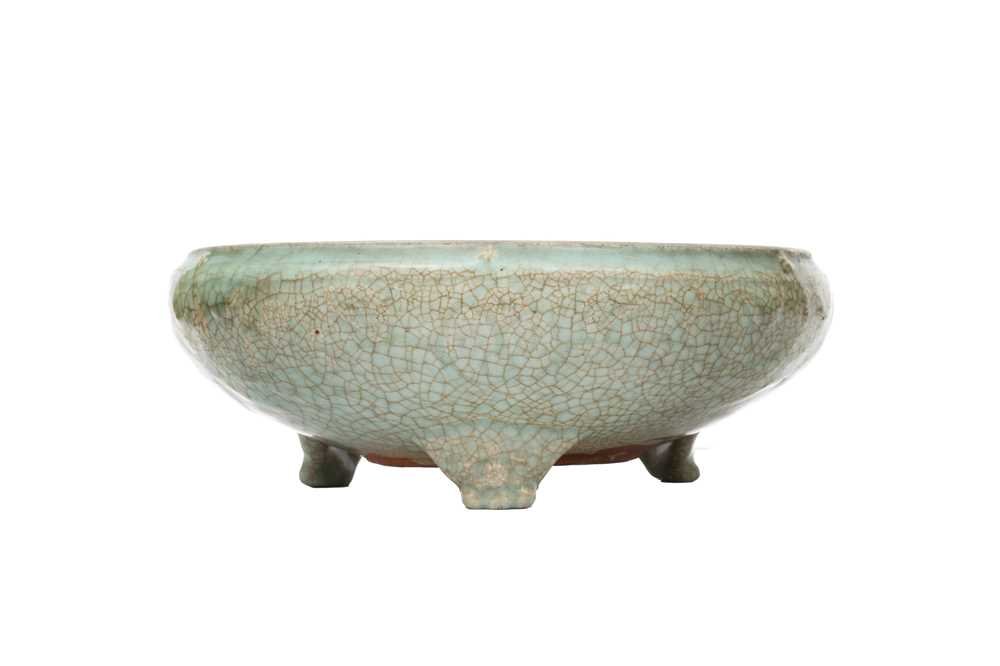 Celadon crackle tripod incense burner, Ming dynasty — detail 1
