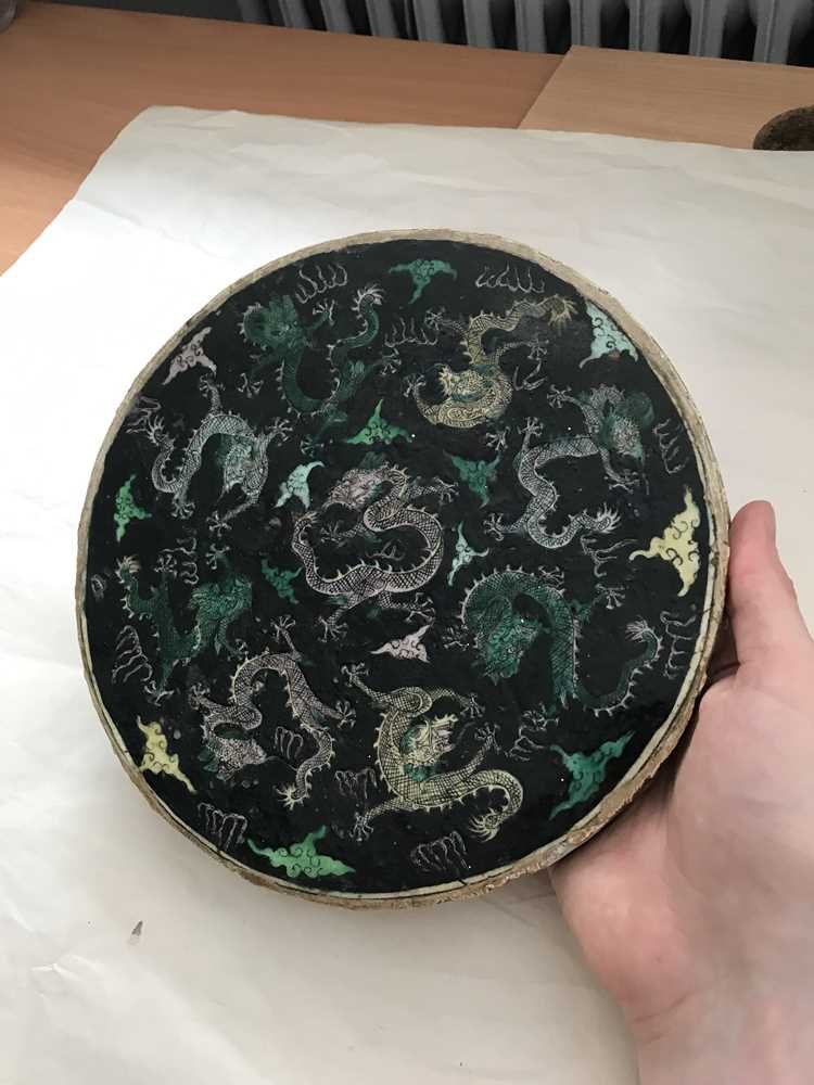 Extremely rare Chinese famille noire nine dragon plaque, Kangxi — detail 3