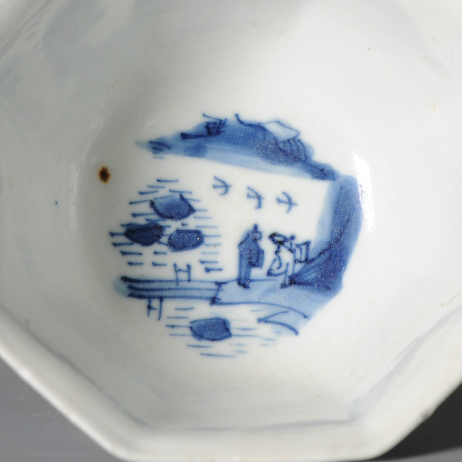 Rare 17th-century Ming Transitional bowl with landscape compartments — detail 10