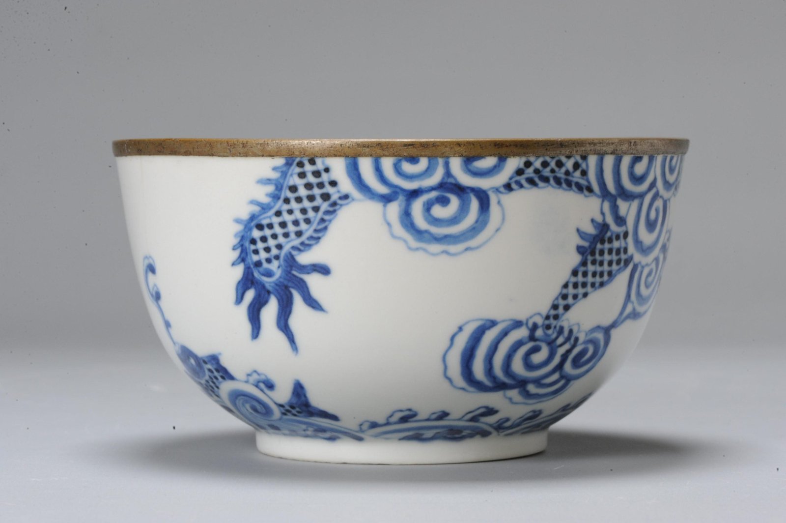 Bleu de Huế bowl, marked base, 19th century — detail 1