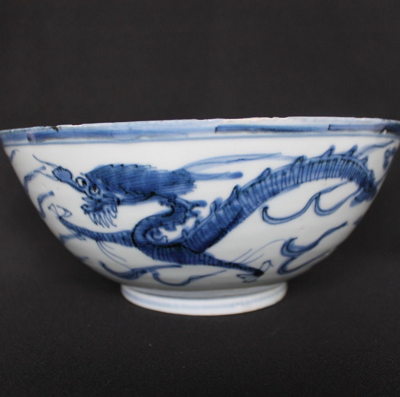 Blue and white dragon bowl, Ming dynasty, Wanli — detail 2