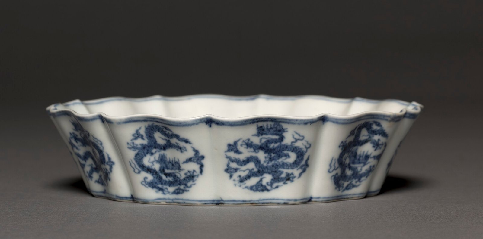 Brush washer with dragons, Jingdezhen, Ming dynasty, Xuande reign 1426 to 1435