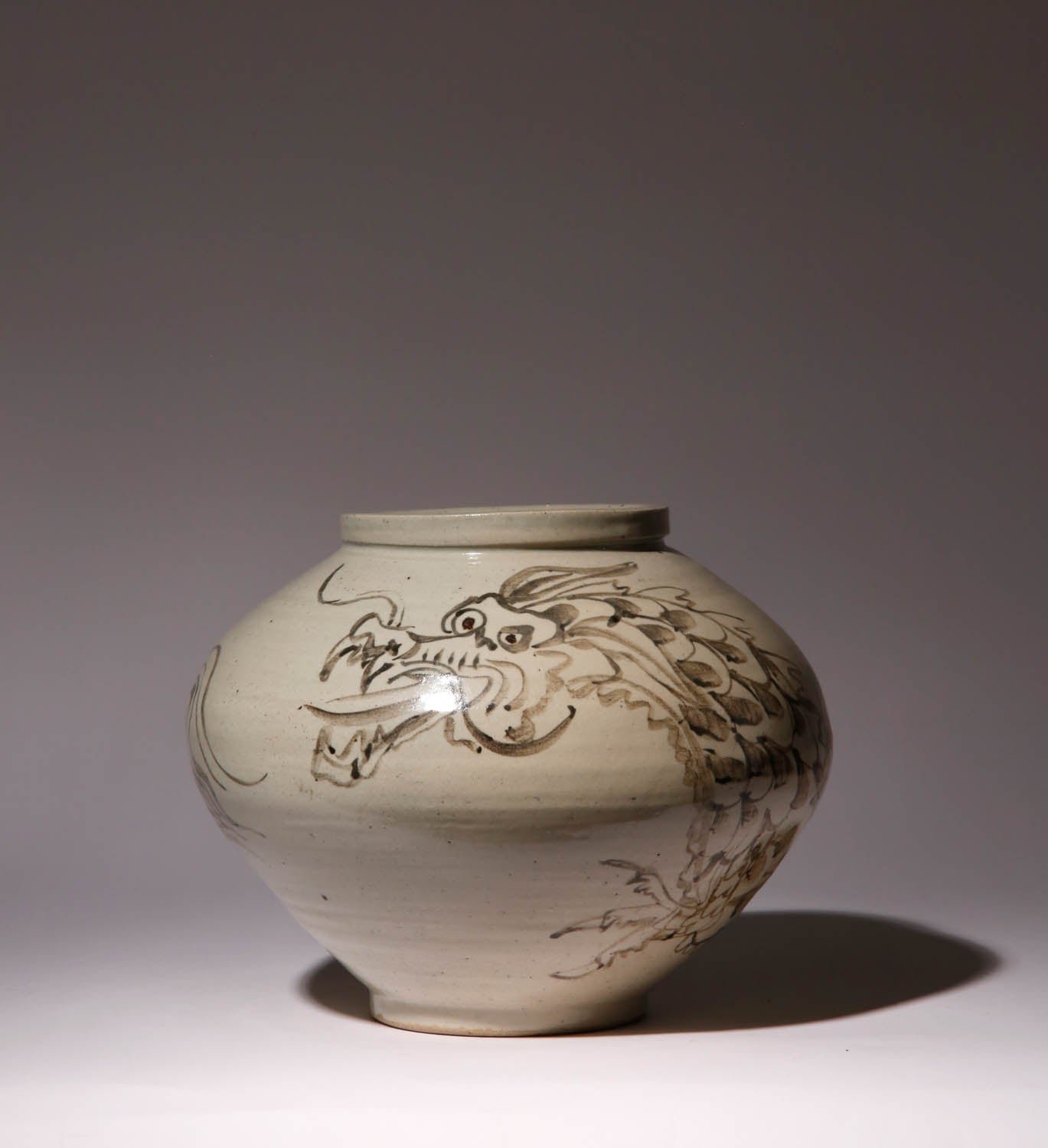 Korean iron-painted dragon moon jar, Joseon or later, 19th century — detail 1