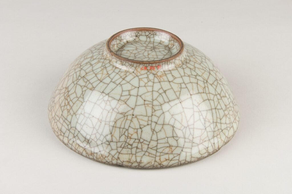The base of a Ge ware bowl. The Metropolitan Museum of Art, accession 18.56.47.