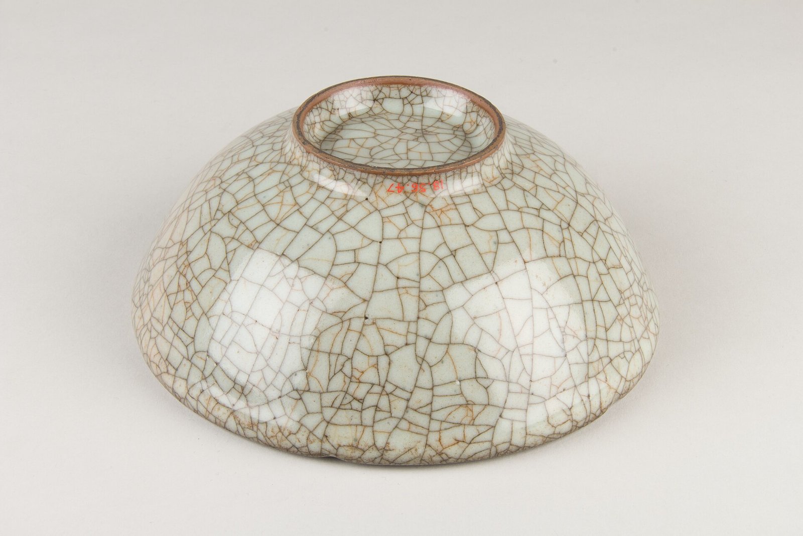 The base of a Ge ware bowl. The Metropolitan Museum of Art, accession 18.56.47.