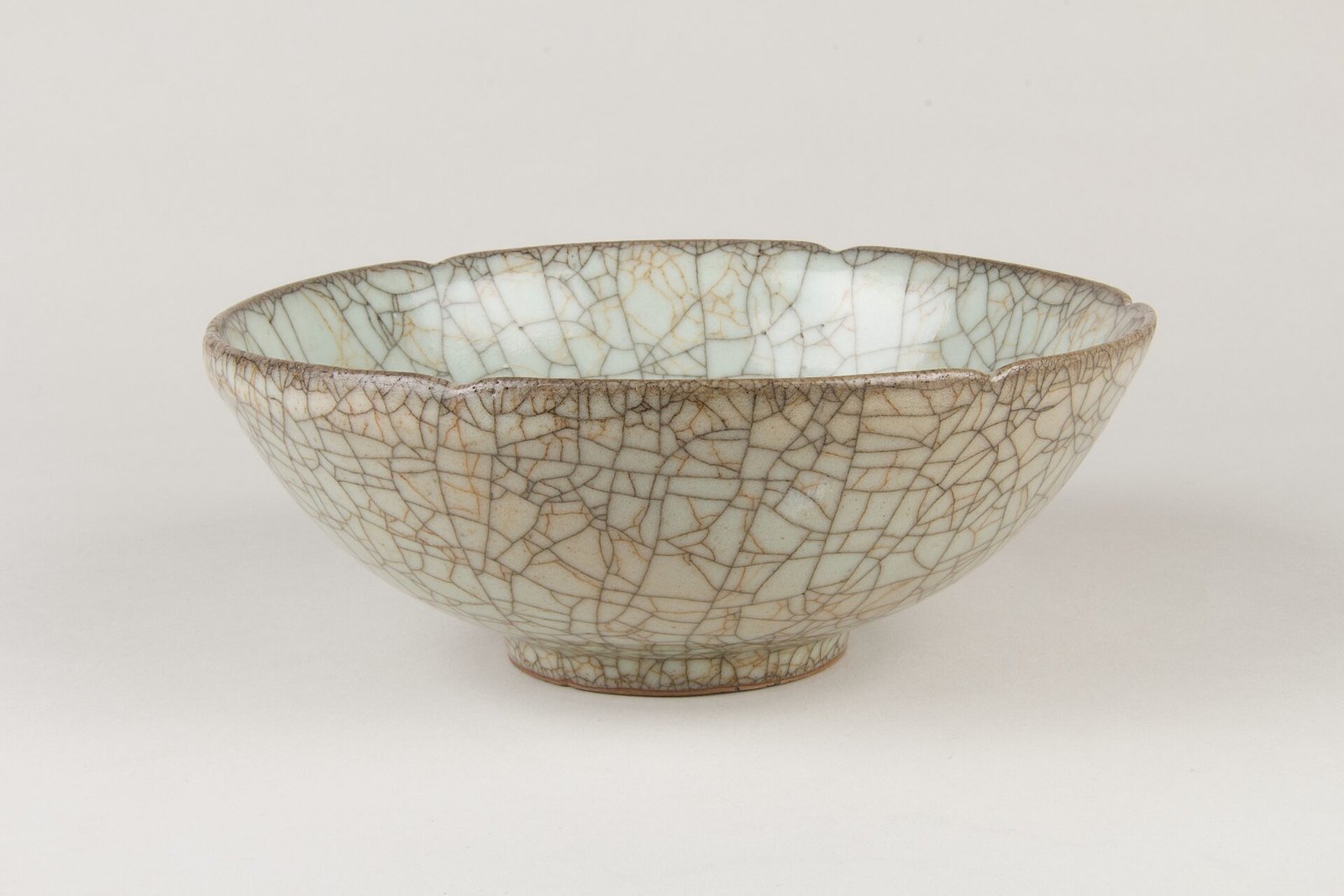Ge ware bowl showing the two-scale gold thread and iron wire crackle