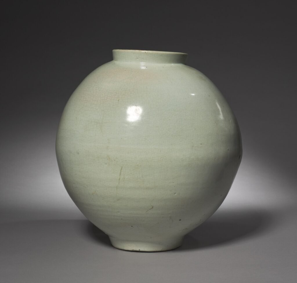 Joseon white porcelain moon jar, 1700s, showing the horizontal join at the widest point. Cleveland Museum of Art, accession 1983.28.