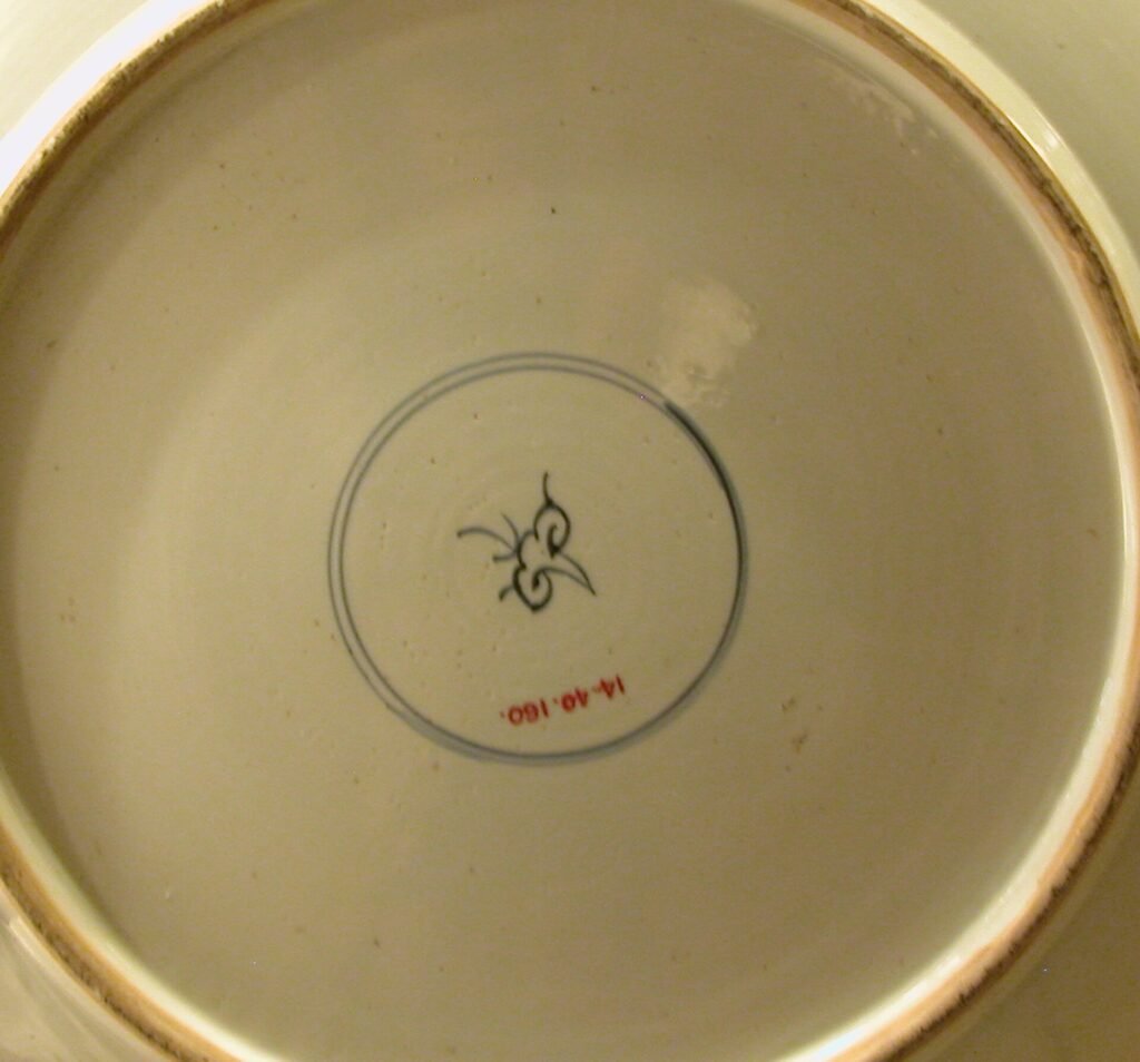 Base of a famille verte plate, Kangxi mark and period, showing the foot ring and reign mark. The Metropolitan Museum of Art, accession 14.40.160.