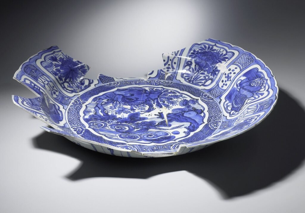 Kraak porcelain dish with radiating panels from the wreck of the VOC ship Witte Leeuw, 1613. Rijksmuseum, Amsterdam, NG-1978-127-5-W, CC0.