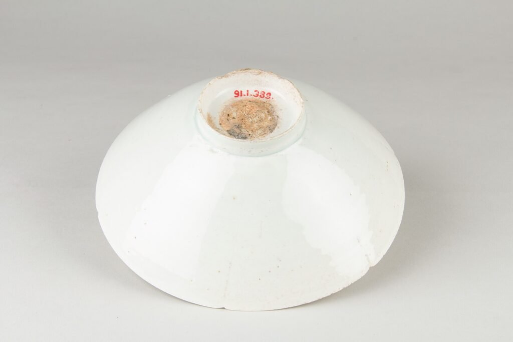 Base of a Northern Song Jingdezhen qingbai bowl, eleventh century, showing the unglazed foot ring. The Metropolitan Museum of Art, accession 91.1.389.