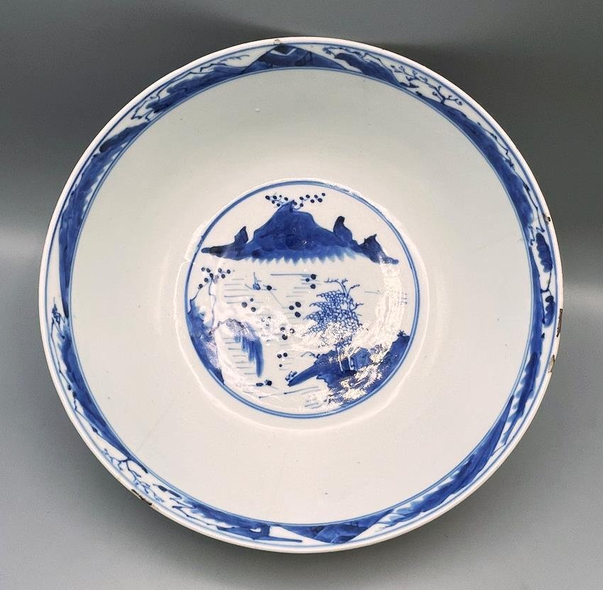 Chinese blue and white bowl with city wall design, Kangxi mark and period — detail 2