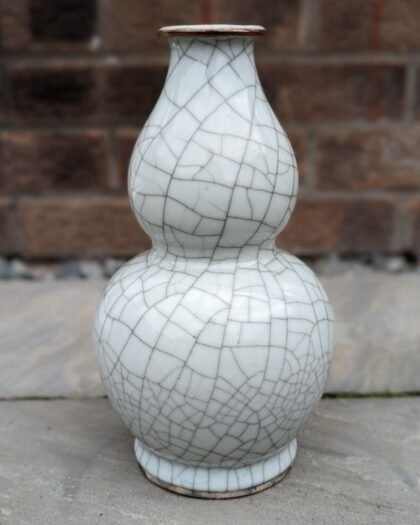 Chinese porcelain Ge/Guan crackle glaze double gourd vase, 18th–19th century