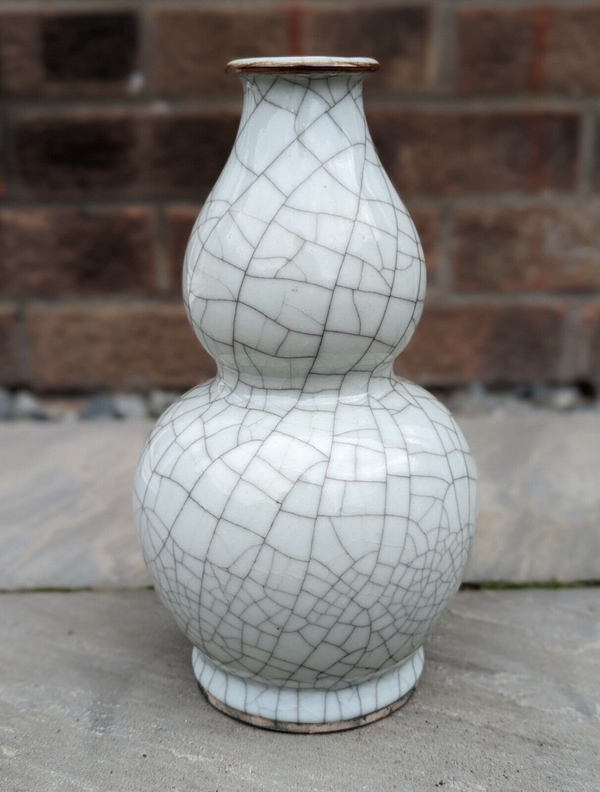 Chinese porcelain Ge/Guan crackle glaze double gourd vase, 18th–19th century