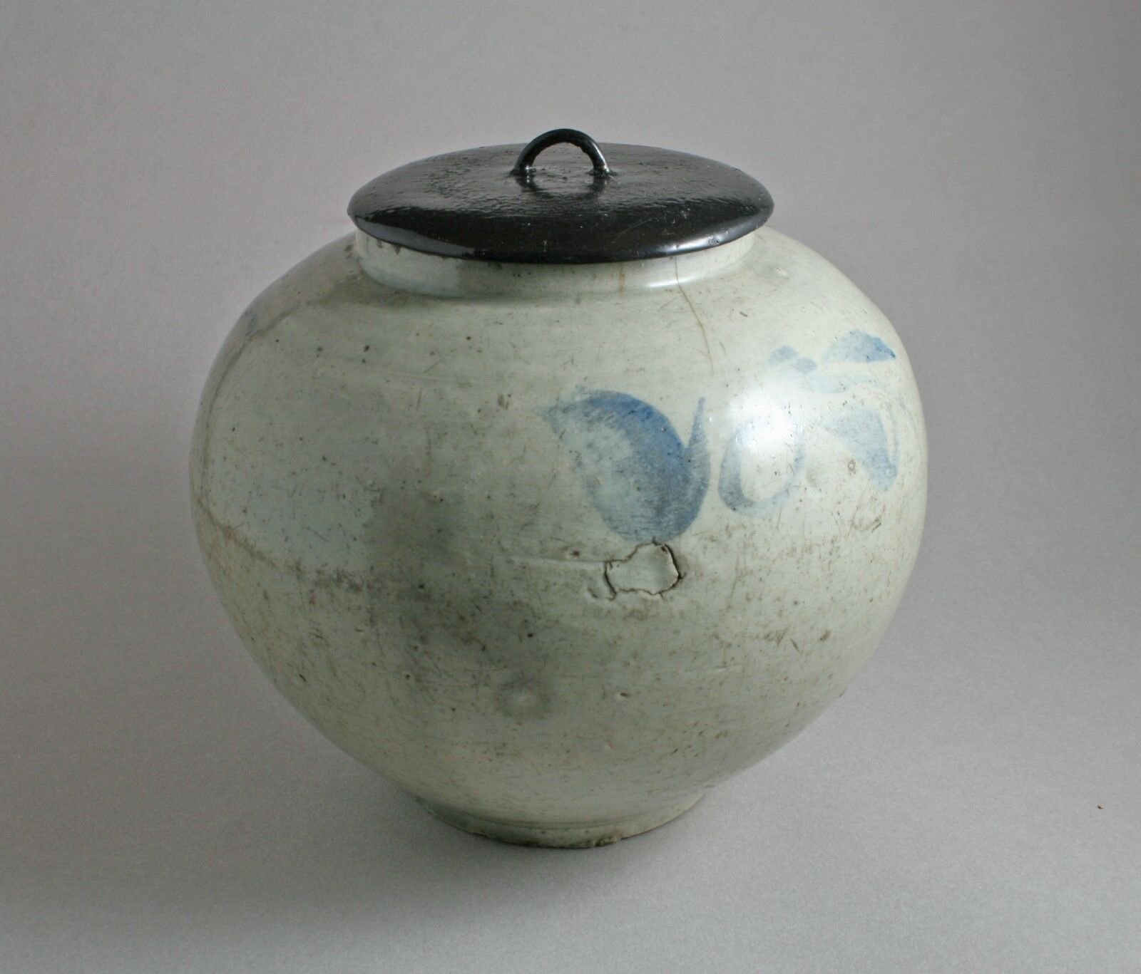 Korean moon jar, used as a mizusashi for the Japanese tea ceremony, 18th century Joseon — detail 1