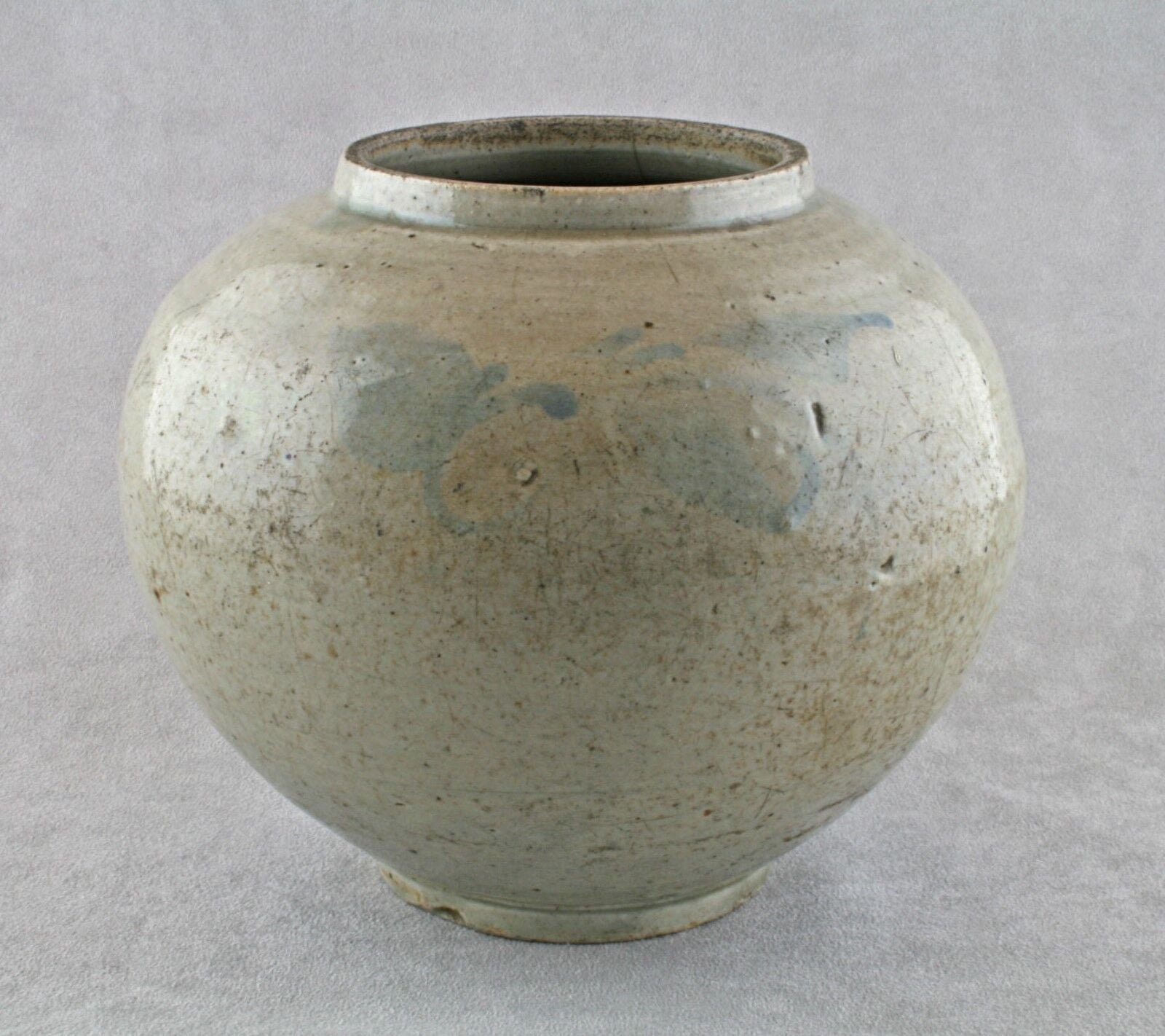 Korean moon jar, used as a mizusashi for the Japanese tea ceremony, 18th century Joseon — detail 2