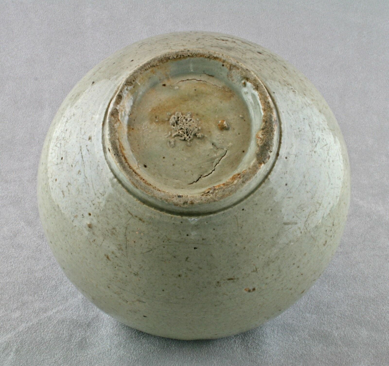 Korean moon jar, used as a mizusashi for the Japanese tea ceremony, 18th century Joseon — detail 3