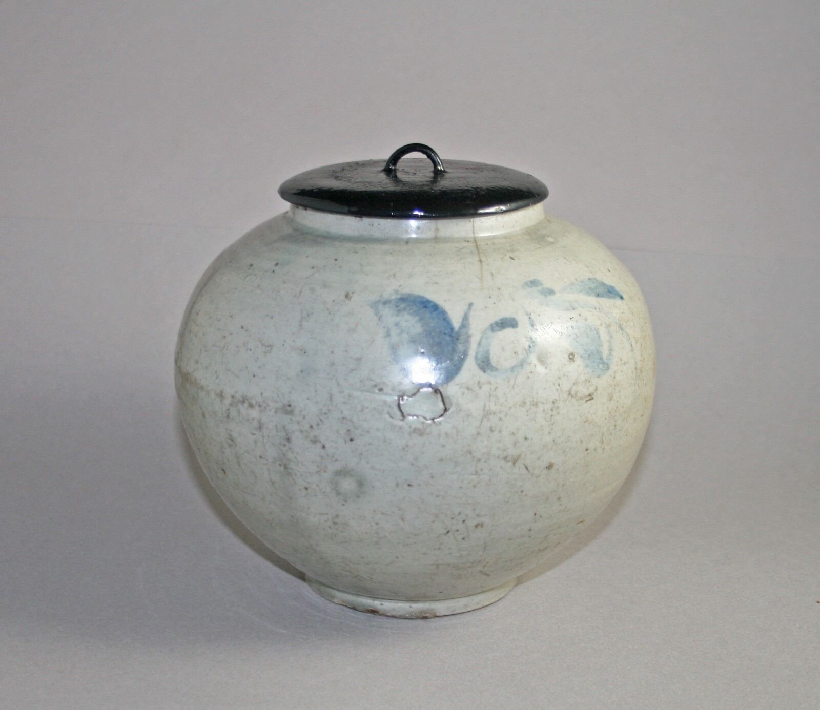 Korean moon jar, used as a mizusashi for the Japanese tea ceremony, 18th century Joseon — detail 4