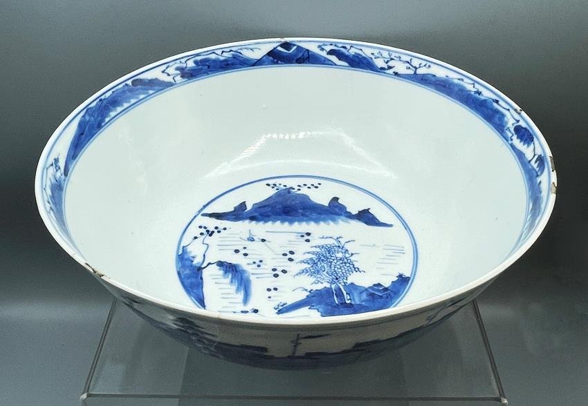 Chinese blue and white bowl with city wall design, Kangxi mark and period — detail 3