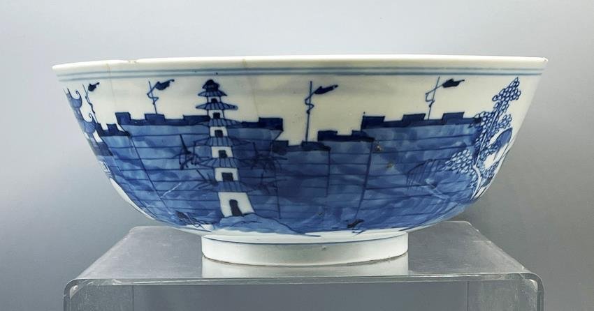 Chinese blue and white bowl with city wall design, Kangxi mark and period — detail 1