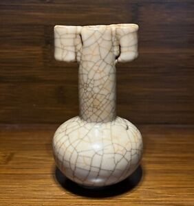 Chinese porcelain Ge/Guan crackle glazed arrow vase, 18th century