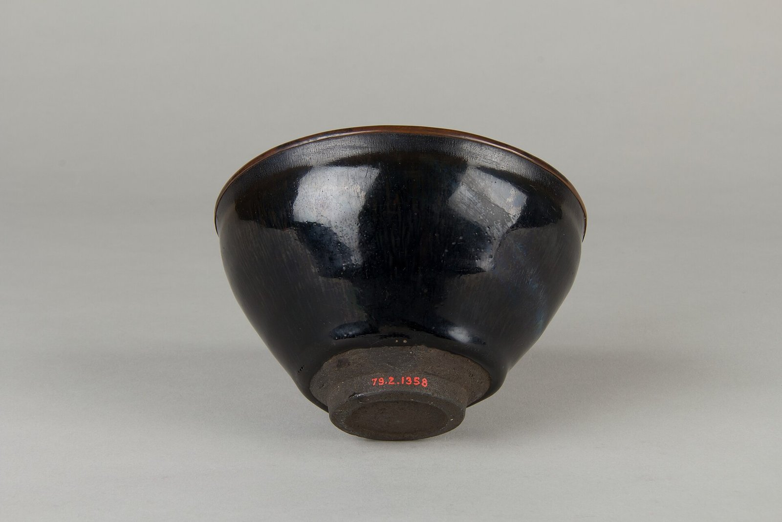 Base of a Song dynasty Jian ware tea bowl with hare’s-fur glaze, showing the dark unglazed foot